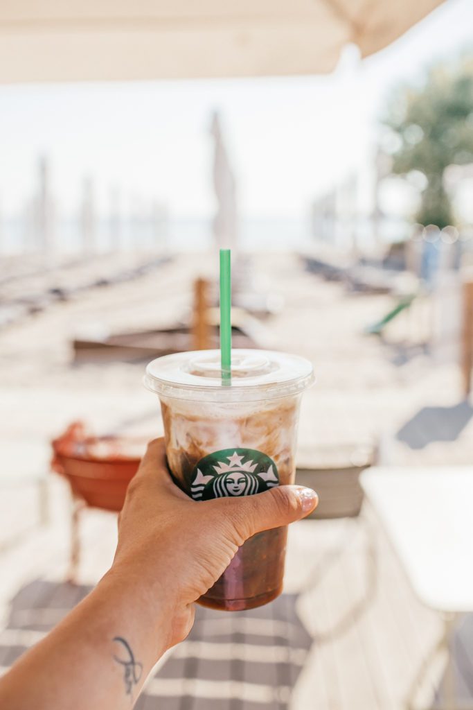 bardzo fajny Starbucks na plaży przy Grand Hotelu I Sheratonie